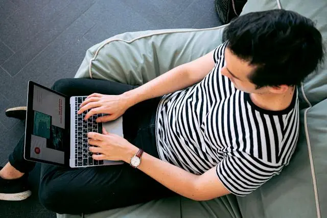 Persona-buscando-como-ser-viral-en-redes