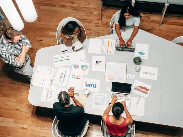 personas trabajando marketing digital 2024